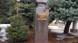 В Волгограде у музея-панорамы установили памятник Сталину. Народ несёт цветы и молится